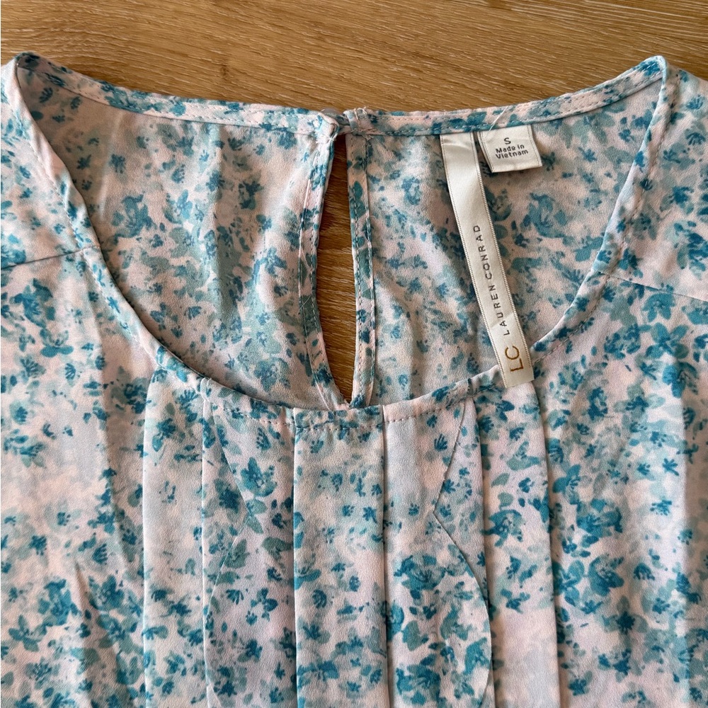 Sleeveless Floral Pleated Shell Top - Teal/White - Picture 4 of 6